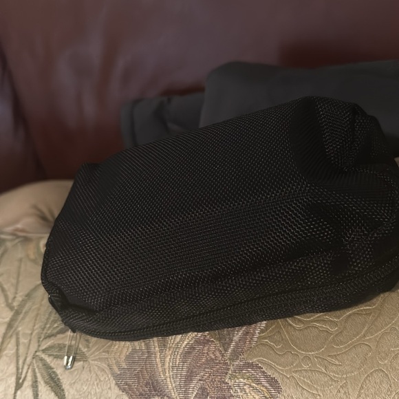 TUMI Black Small Zip Up Travel Toiletry Case Pouch Bag - Picture 6 of 9